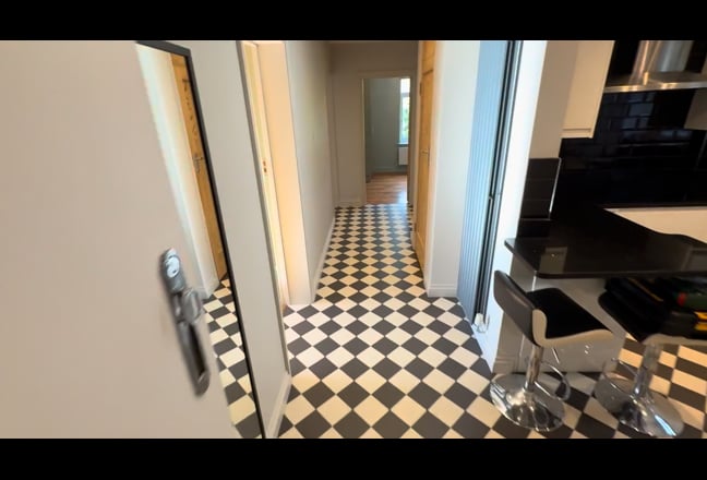 Spacious 2-Bed Flat with Balcony & Parking Main Photo