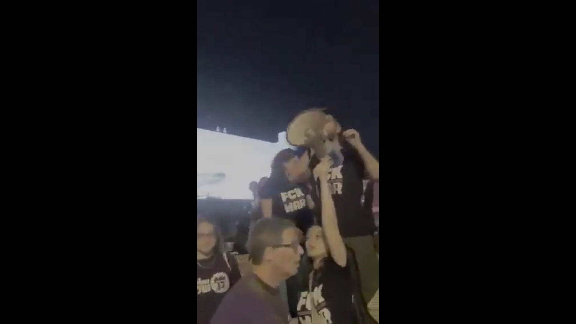 ▶️.....इज़राइल के लोग सड़कों पर हैं,वे कह रहे हैं: - बंकरों से भयानक बदबू आ रही है,बहुत सारी लाशें पड़ी हैं, खाना नहीं है पानी नहीं है - स्वच्छता नहीं है मीडिया आपको यह नहीं दिखाएगा कि इज़राइल तबाह हो रहा है!!