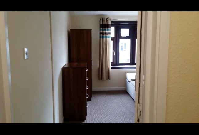Very Large Double Room - Available! Main Photo