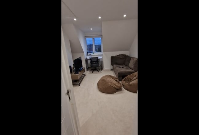 Private floor, Room with Ensuite. Bills included  Main Photo