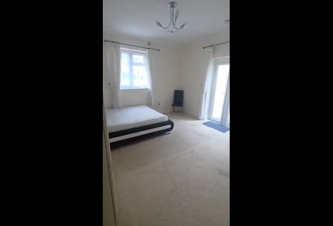 Large Bright Double Room in Professional Flatshare Main Photo