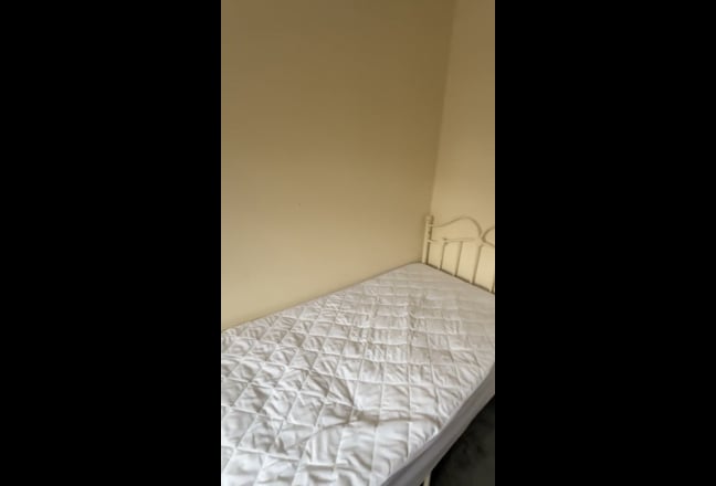 Single Bedroom available  Main Photo