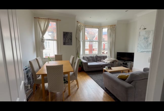 Homey double bedroom (5min walk to Westfield) Main Photo