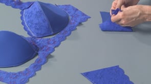 Cups und Unterbrustband verbinden