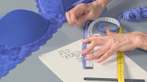 Unterbrustgummi- und Brustband annähen