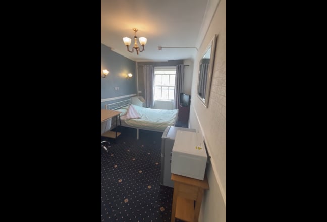 Paddington Station Double En-suite Room #12 Main Photo