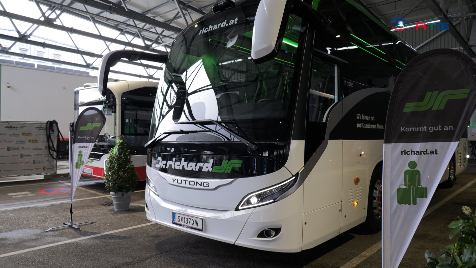 mit-strom-unterwegs-e-reisebusse-starten-in-salzburg