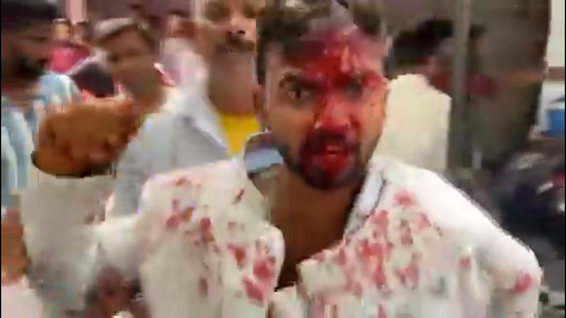 ▶️......उत्तर प्रदेश – रामपुर जिले के बिलासपुर में सुहागरात पर ही विवाद का मामला सामने आया है, जहां दुल्हन ने दूल्हे के साथ मारपीट कर दी, जिससे वह गंभीर रूप से घायल हो गया
बताया जा रहा है कि दुल्हन उत्तराखंड की रहने वाली है और वह इस शादी से खुश नहीं थी, परिजनों द्वारा जबरदस्ती शादी कराने के चलते उसने सुहागरात पर ही विरोध किया