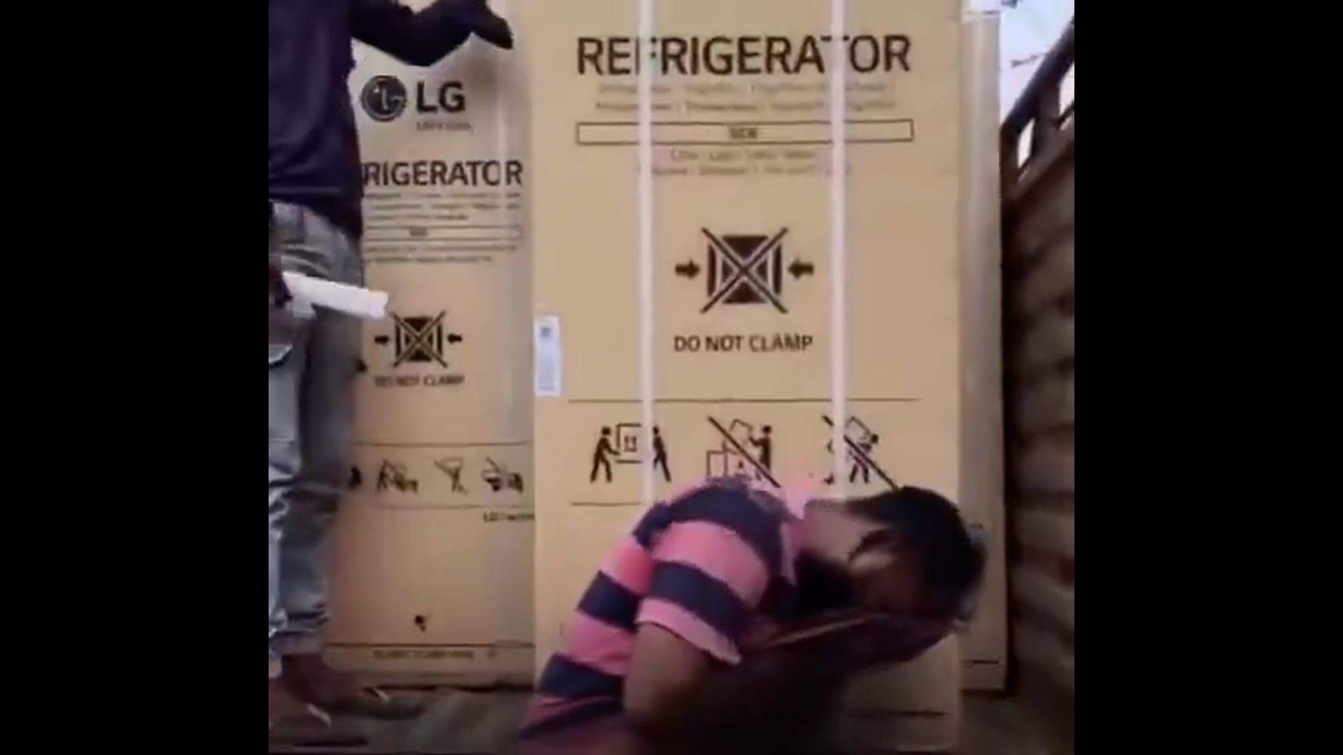 ▶️.....आदमी टूटता है, रोता है, फिर भी वही काम करता है क्योंकि उसके ऊपर पूरे परिवार का बोझ होता है।
*ये जो बोझ है ये परिवार से ज़्यादा वजनदार नहीं है।*
*Viral vedio*