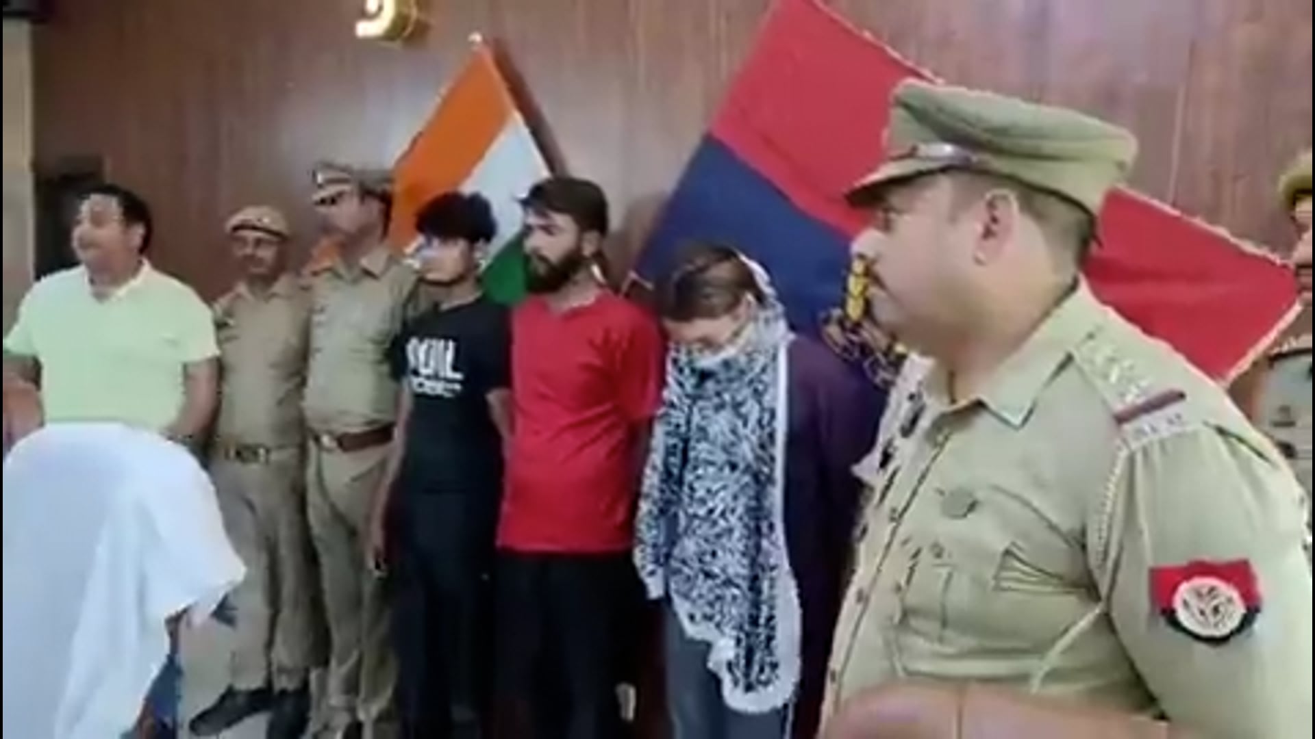 ▶️....कौशाम्बी पुलिस अधीक्षक सत्यनारायण प्रजापत द्वारा पुलिस कार्यालय में जनसुनवाई की गई। इस दौरान आमजन की शिकायतों/समस्याओं को सुना गया एवं उनकी शिकायतों/समस्याओं के त्वरित, विधिवत एवं गुणवत्तापूर्ण निस्तारण हेतु सम्बन्धित को आवश्यक दिशा-निर्देश दिए गए।