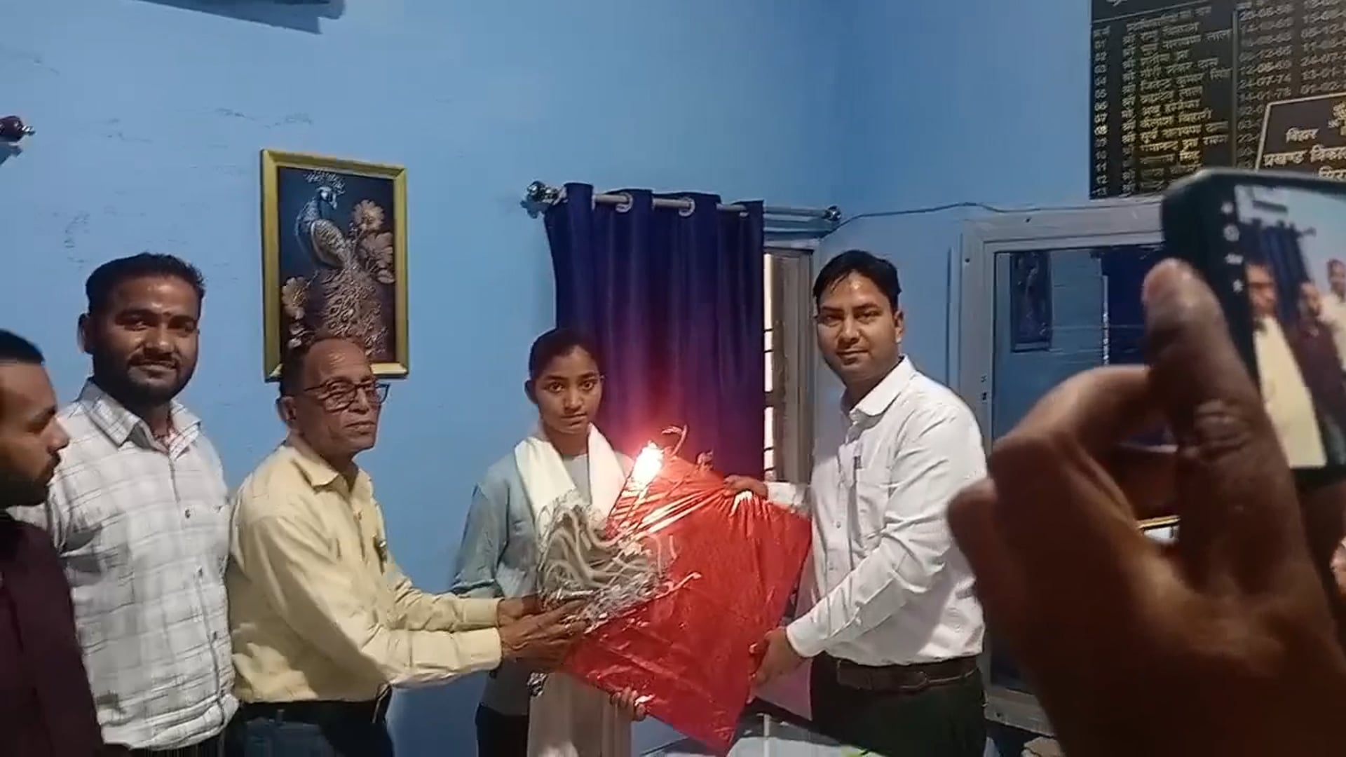 मेधावी छात्रा प्रीतम कुमारी को बीडीओ ने किया सम्मानित