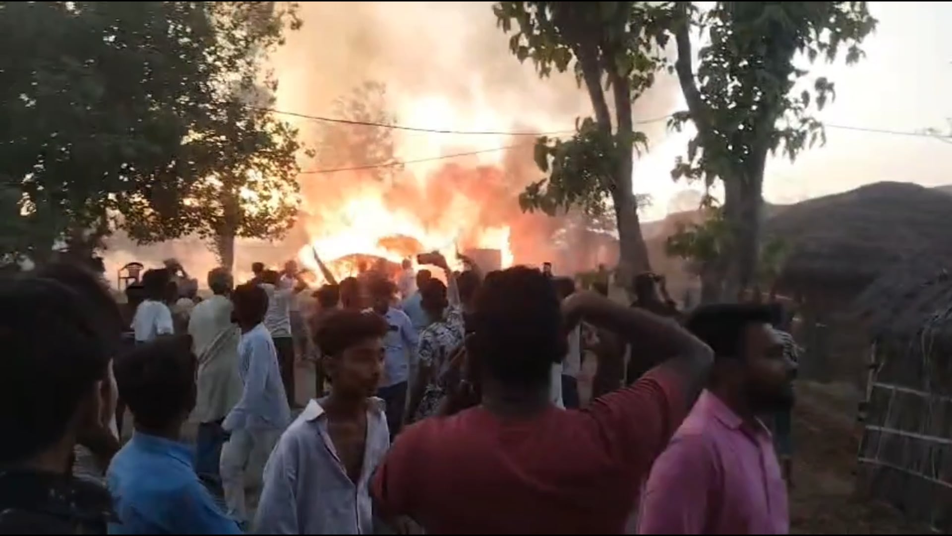 बिहार-यूपी सीमा पर अग्निकांड का तांडव, बलुआडवा में मची तबाही