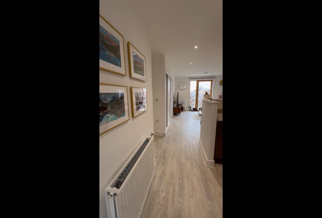 Bright Double Room in Modern Top-Floor Flat Main Photo