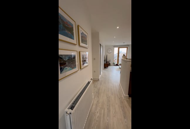 Bright Double Room in Modern Top-Floor Flat Main Photo