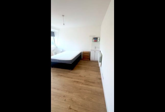 All inclusive Large room in Manor House (no fees) Main Photo