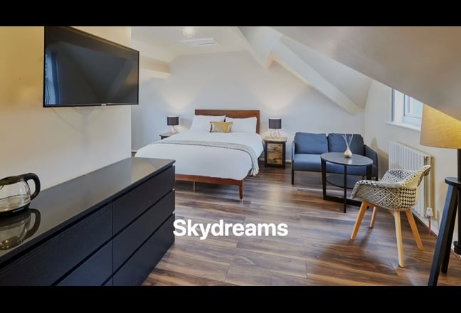 Finest Accommodation @ Perfect Location! Main Photo