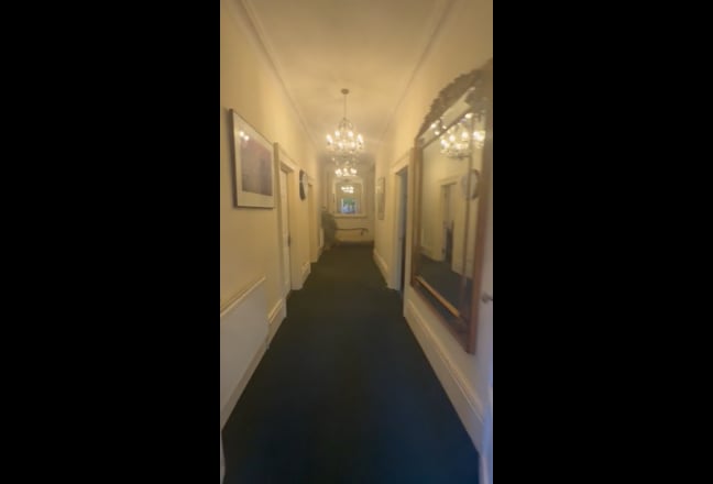 Double room available with professionals in 6 bed Main Photo