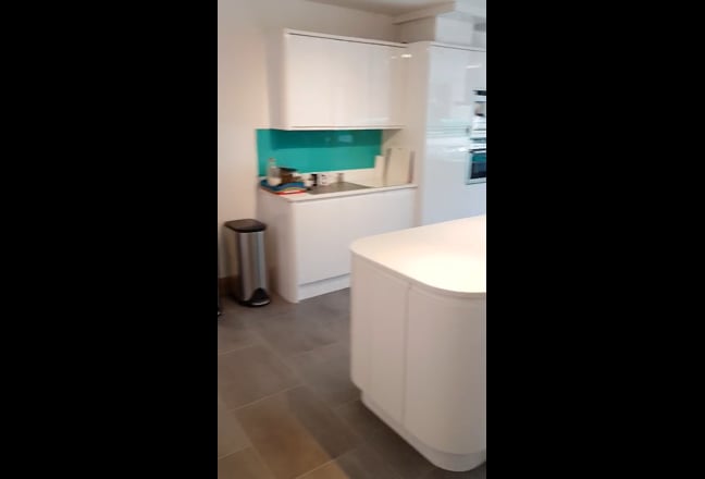 Spacious and bright en suite bedroom Main Photo