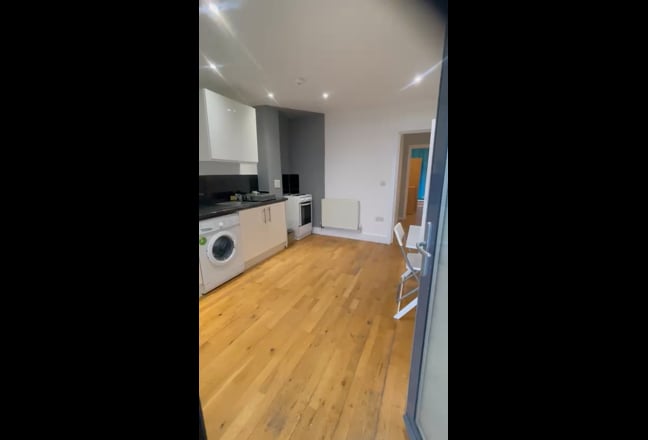 Stylish 1-Bed Flat with Extra Office Room BILLS IN Main Photo