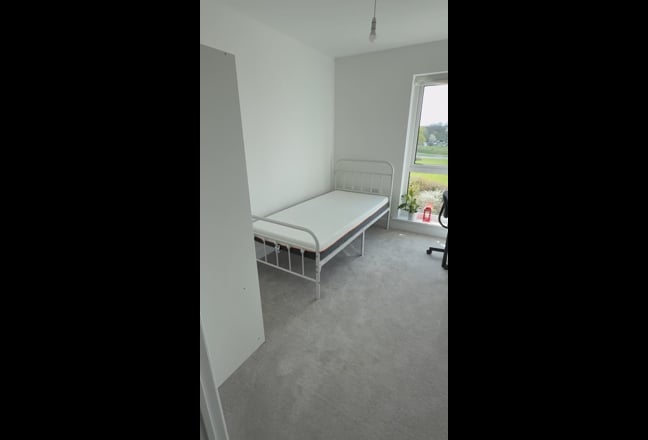 Bright Room with Private Bathroom in Kents Hill Main Photo