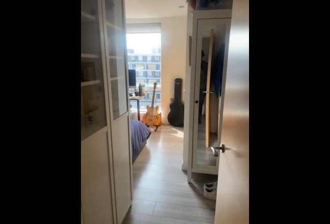 Sun-drenched Room by Kingsland Basin – Bills Inc Main Photo