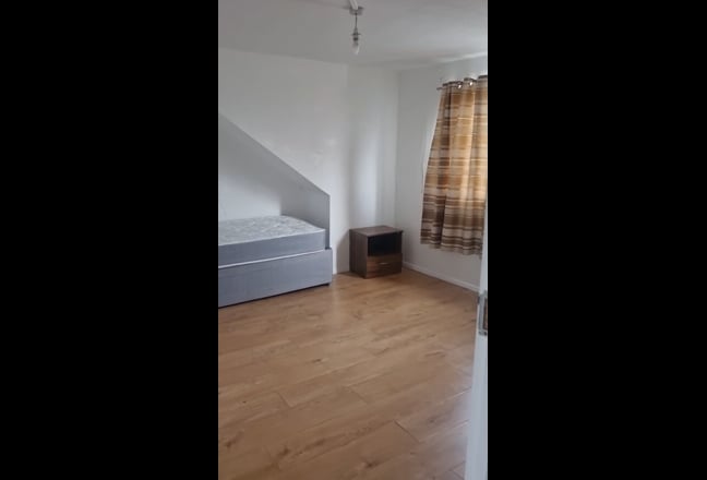 Beautiful Room Available Near Heathrow Terminal 4! Main Photo