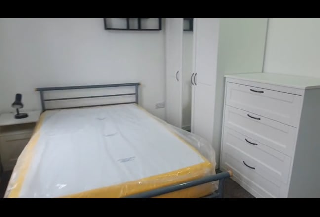 Single ensuite  Nr MeadowHall Main Photo