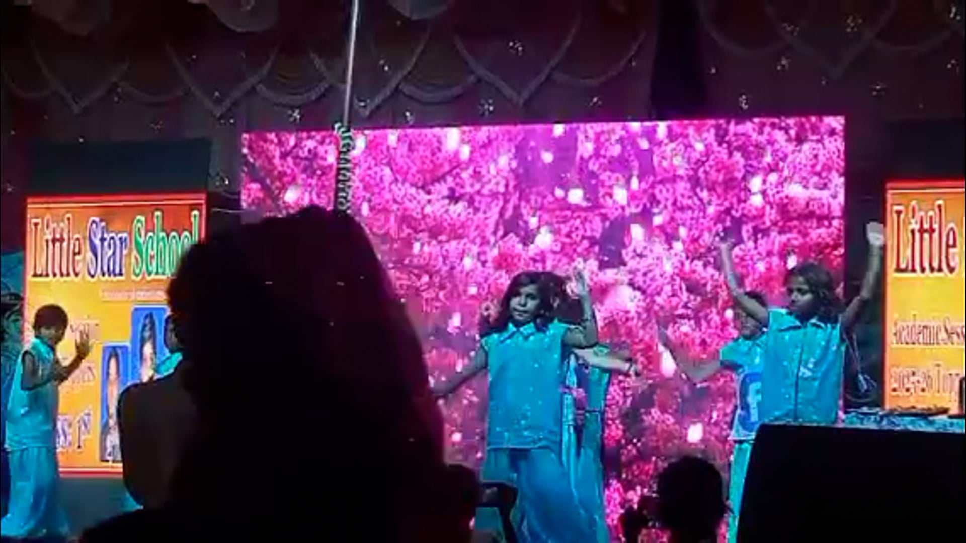 सहतवार कस्बा स्तिथ लिटिल स्टार स्कूल में मार्कशीट वितरण के दौरान विविध कार्यक्रम हुवे आयोजित