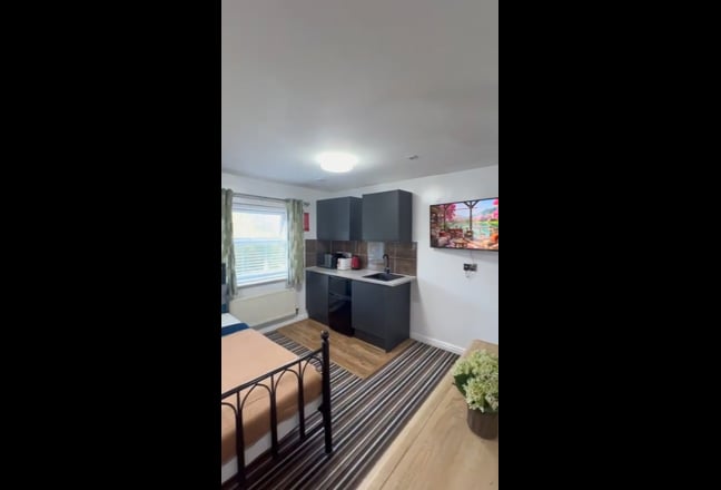 PE7 8GE - Large - Ensuite Room  & Kitchenette Main Photo