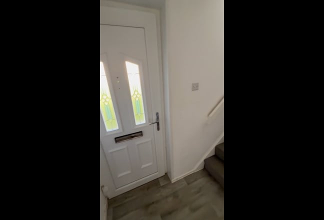 Currently Female House share Main Photo