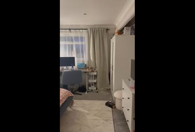 Large double bedroom in the burbs Main Photo