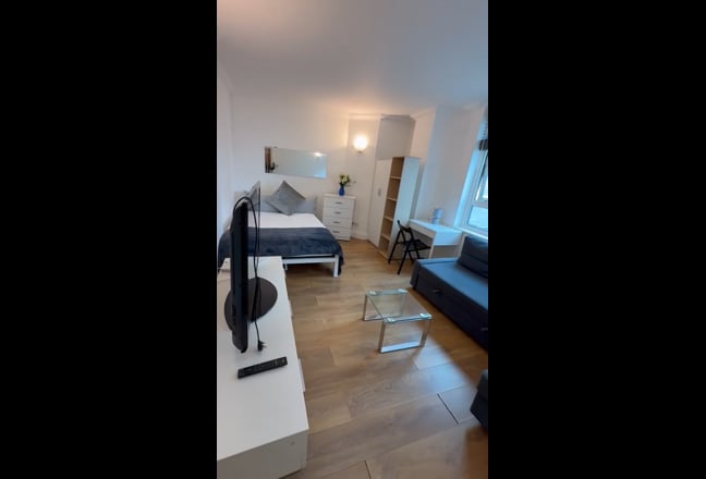 ⏳ Limited Availability! Short‑Let Room in E14 Main Photo