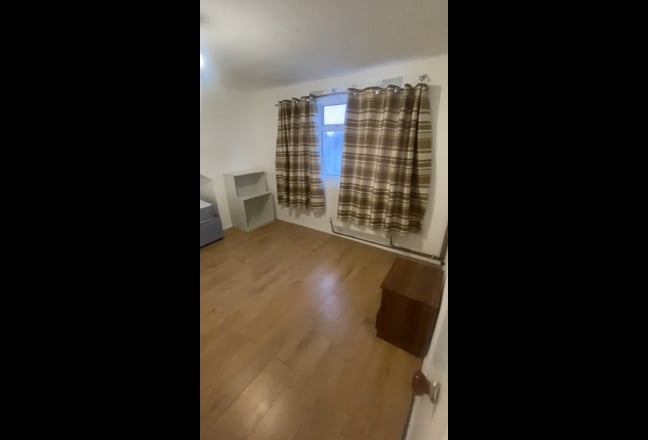 Beautiful Room Available Near Heathrow Terminal 4! Main Photo
