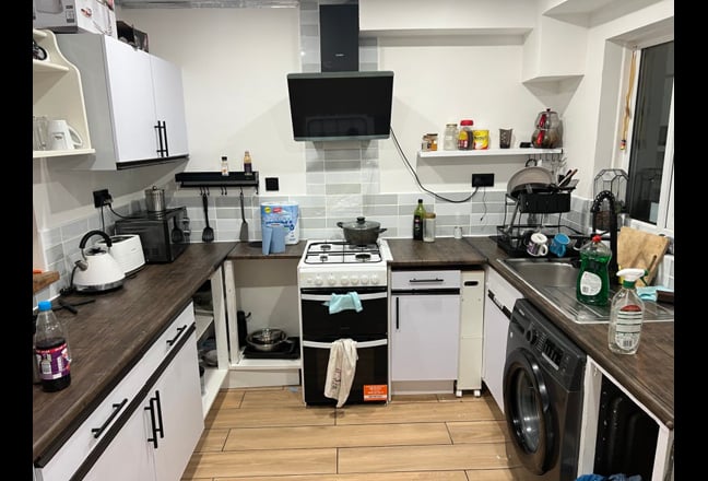 Spacious Double Room Available Main Photo