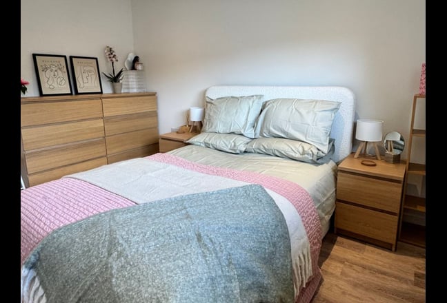 Large double bedroom in modern new home Main Photo