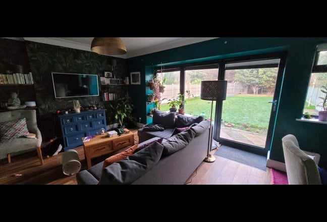 Large double room, 8 mins to Thorpe Bay Station Main Photo