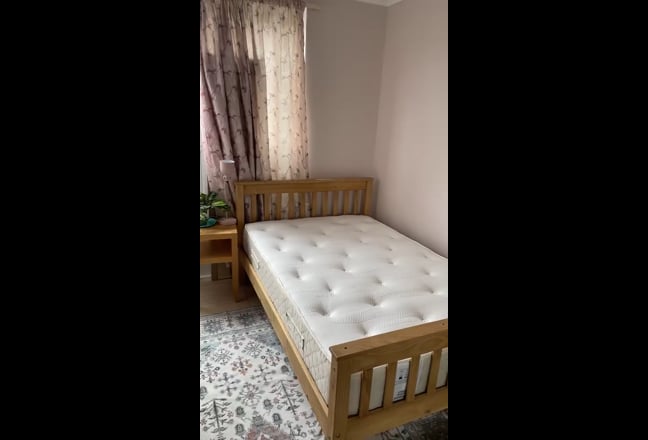 Battersea Park Super Location. Large Room Main Photo