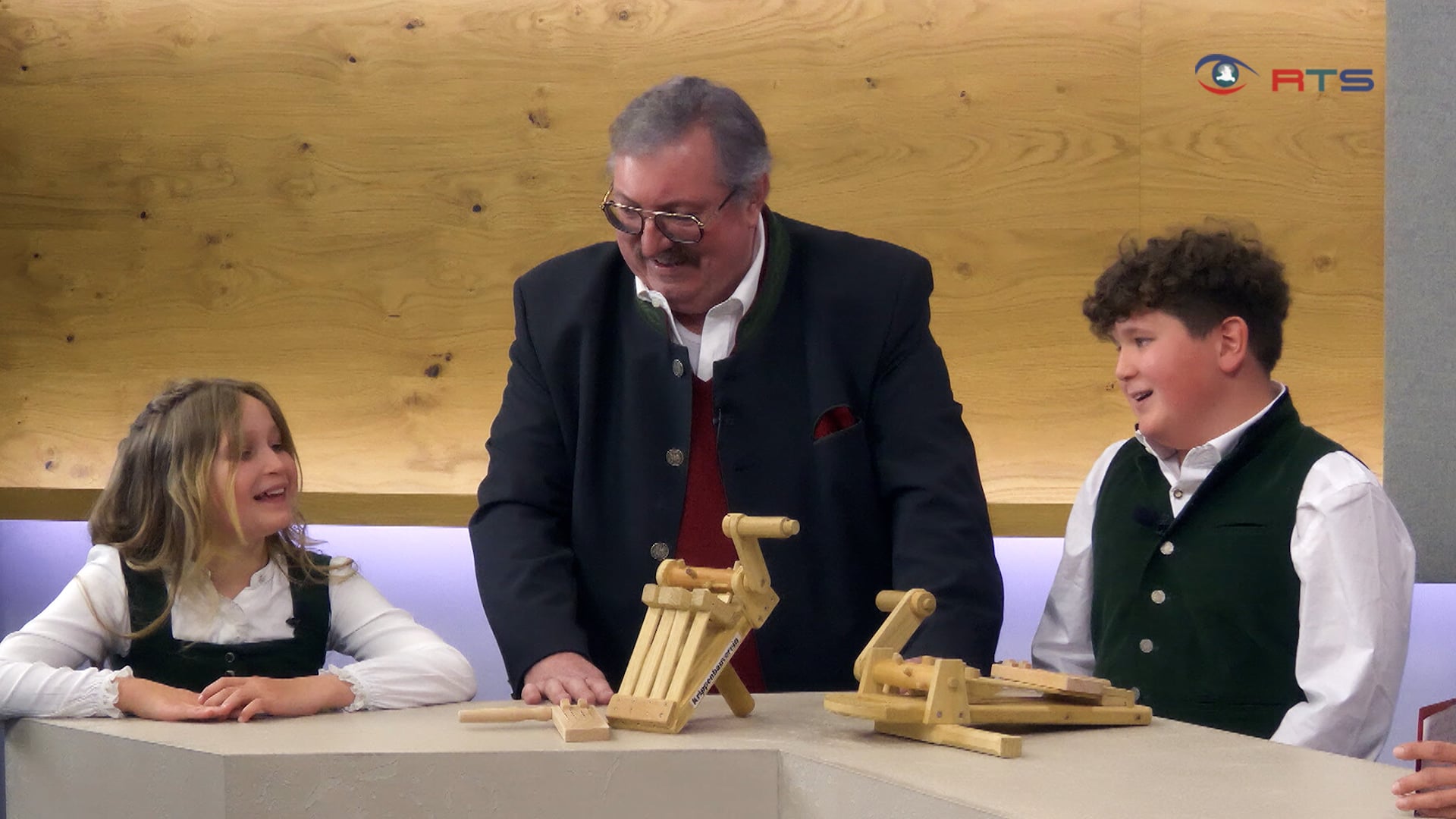 osterbrauch-ratschenkinder-aus-bad-vigaun-im-studio