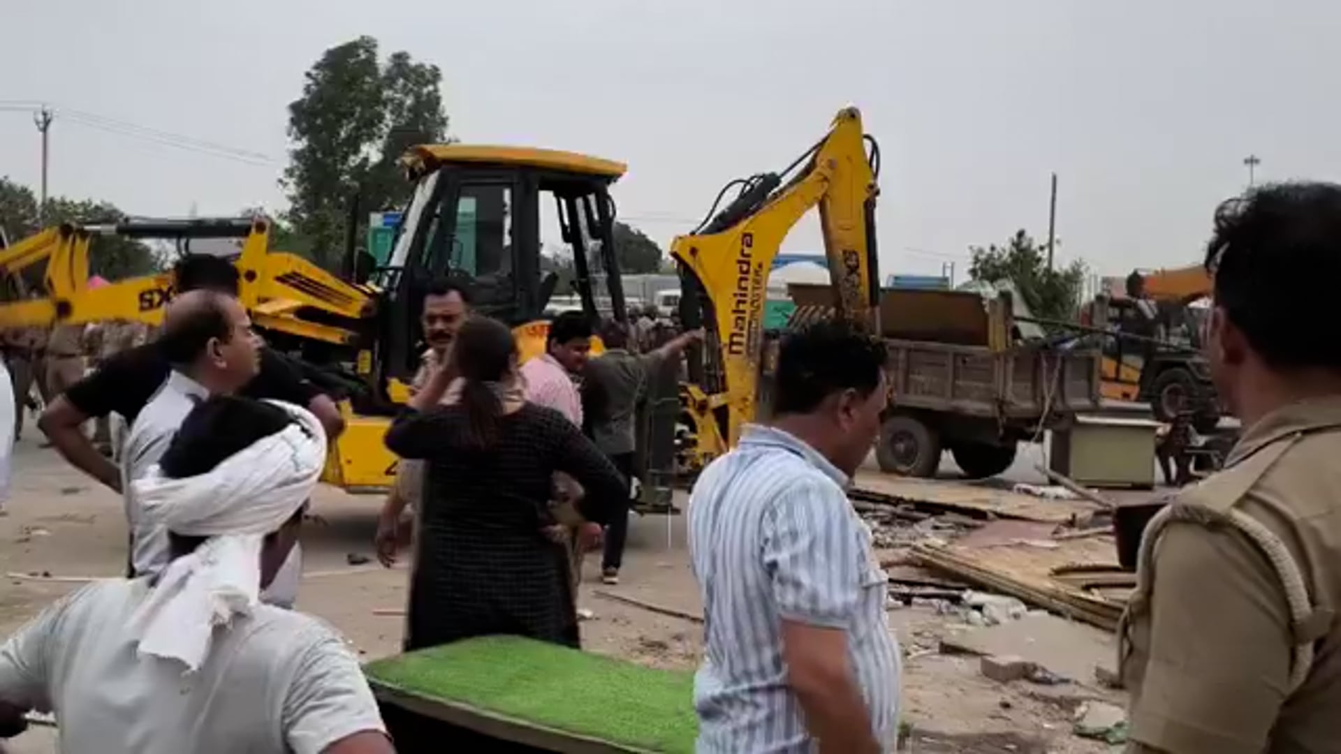 हापुड़ में भारतीय किसान यूनियन टिकैत का अवैध कार्यालय बुलडोजर से ढहा दिया गया,प्रशासन की कार्रवाई के बाद यूनियन के कार्यकर्ताओं ने हंगामा-प्रदर्शन किया पुलिस ने सबको गिरफ्तार करके जेल भेजा है