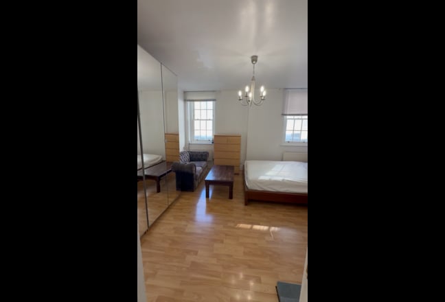 Large bright double bedroom- Next to Chancery Lane Main Photo