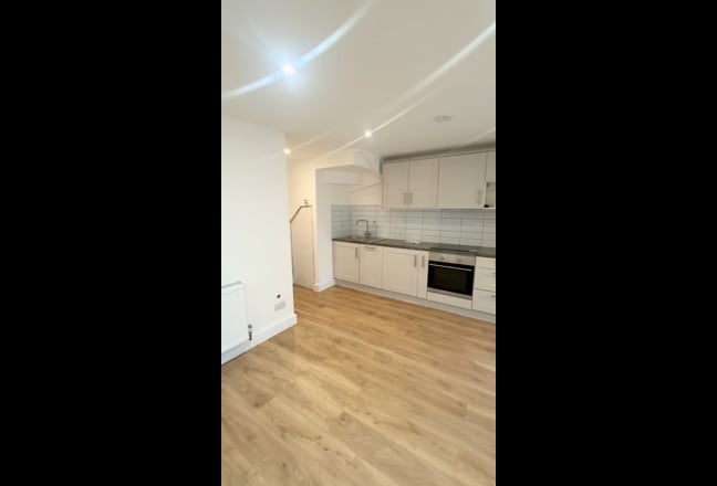 🏡 Stunning 3-Bedroom House Private Garden & Drive Main Photo