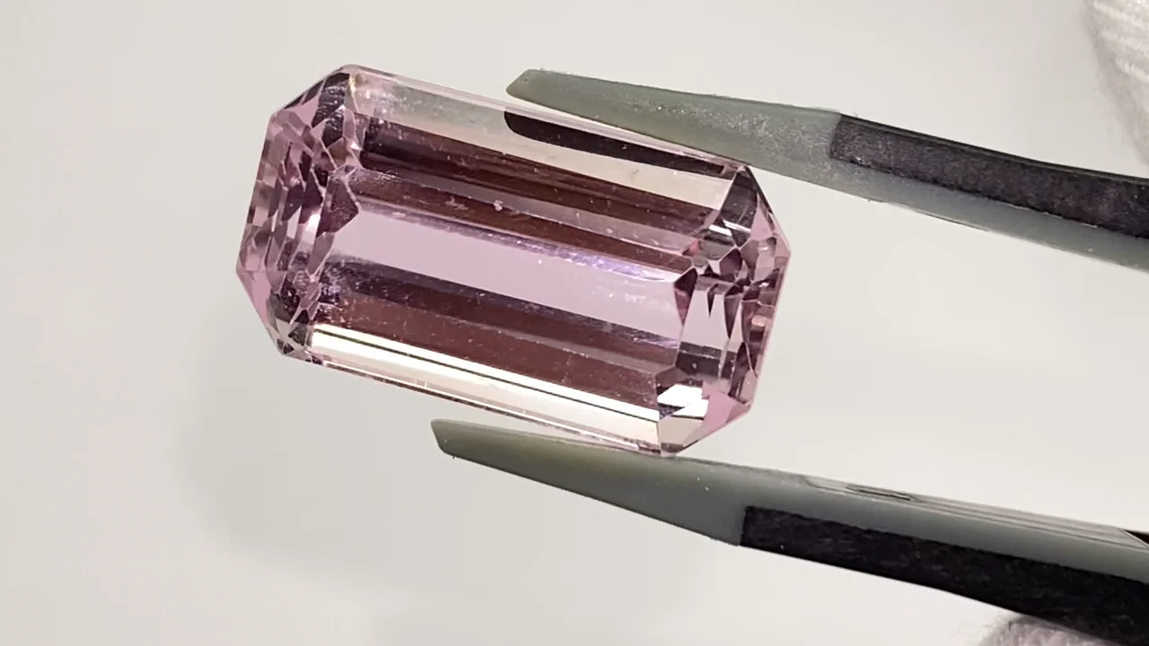 宝石質クンツァイト AAA ルース ファセットカット 1粒 NO.220【1点もの