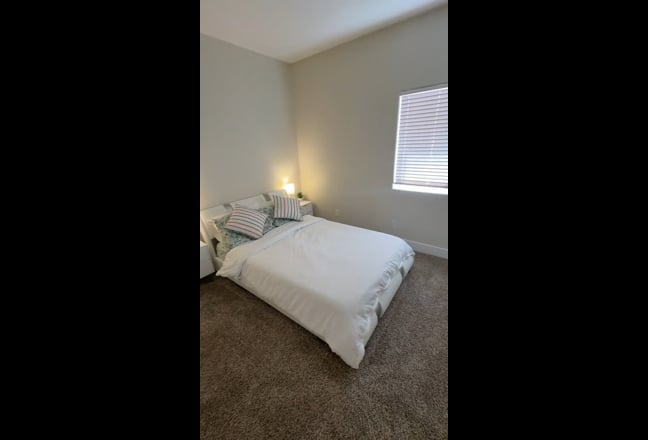 Private Room in Lone Mountain Main Photo