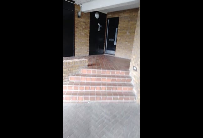 One bedroom flat overlooking Dock Main Photo