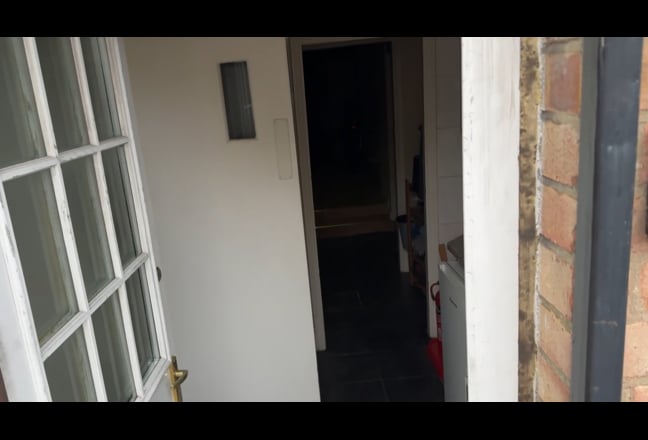 Freshly Decorated HUGE  Double Room available Main Photo