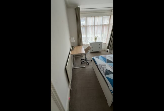 Bright Large Double Room in South Wimbledon Main Photo