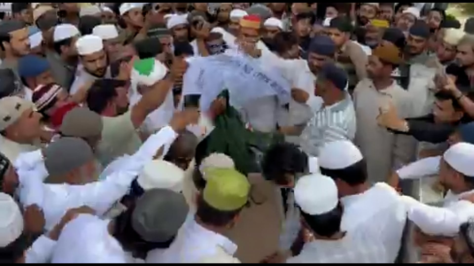 .....यूपी: रूसी मिलिट्री में ड्यूटी के दौरान मारे गए शावेद का पार्थिव शरीर रामपुर पहुंच गया।