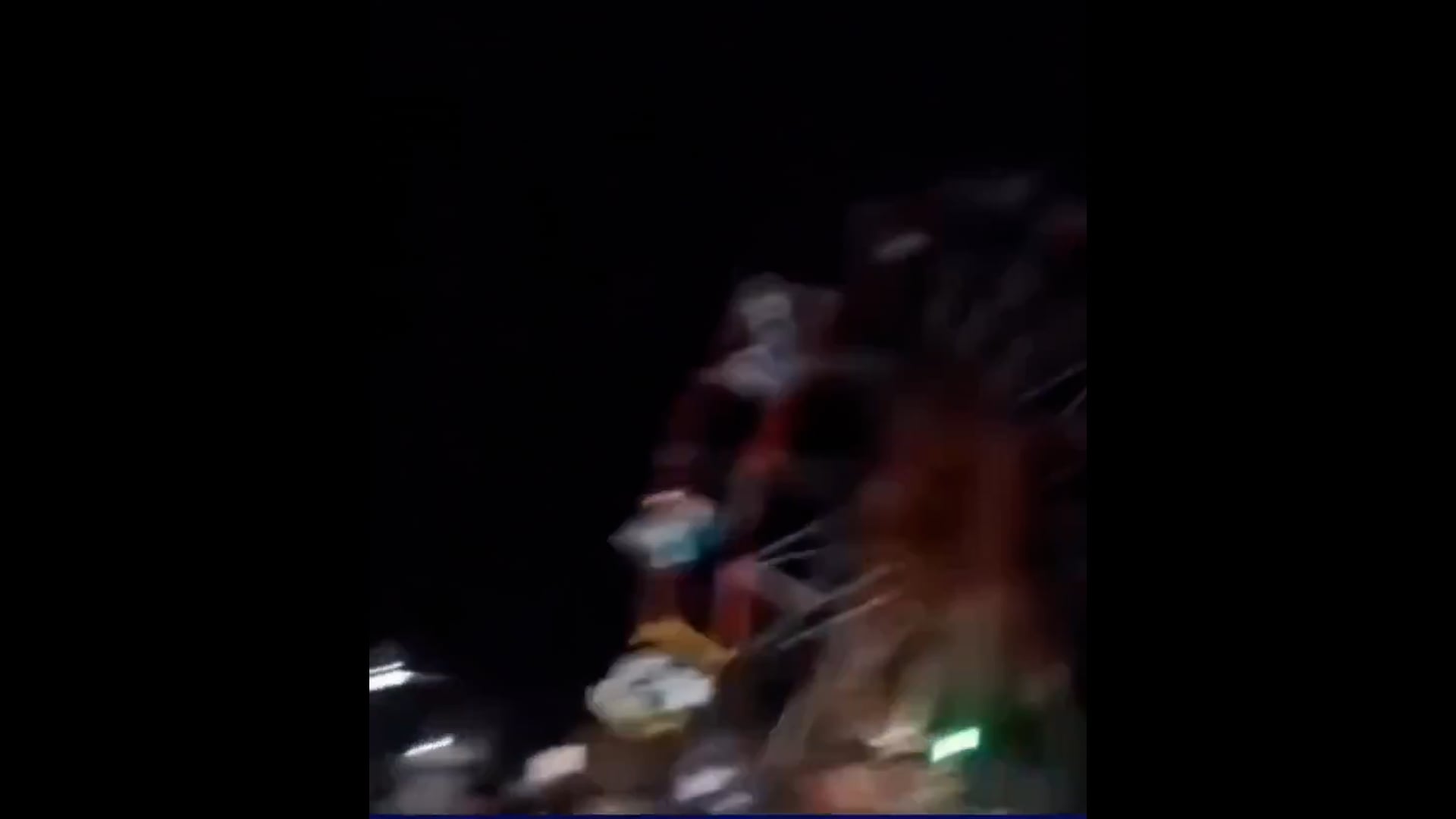 ▶️.....मेले में लगा 60 फीट का झूला घूमते वक्त उखड़कर गिरा, 30 लोग घायल
ये हादसा यूपी के कुशीनगर में लगे मेले में हुआ है