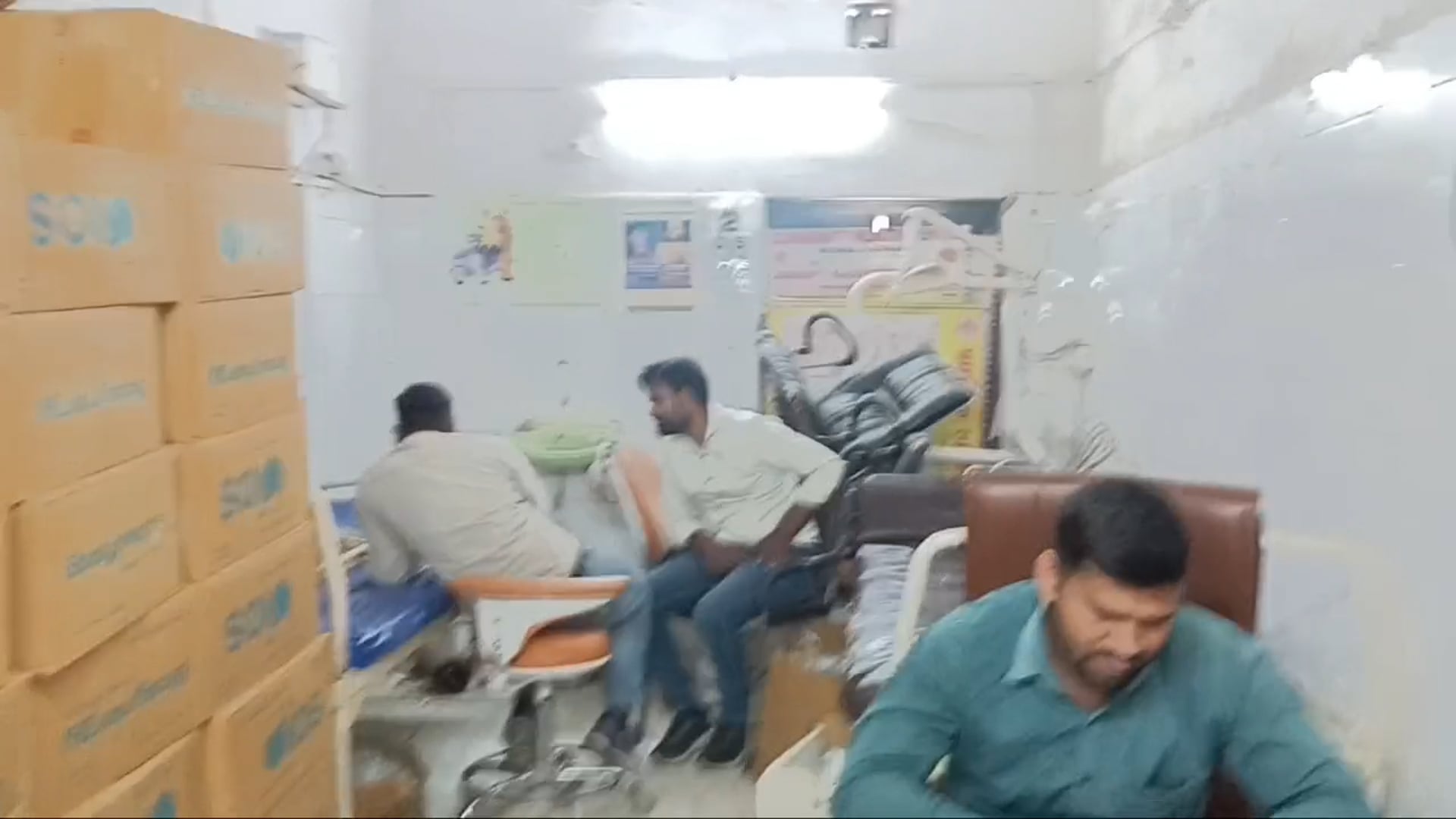 जर्जर भवन में संचालित हो रही पीएचसी सिरदला, स्वास्थ्य कर्मी दहशत में