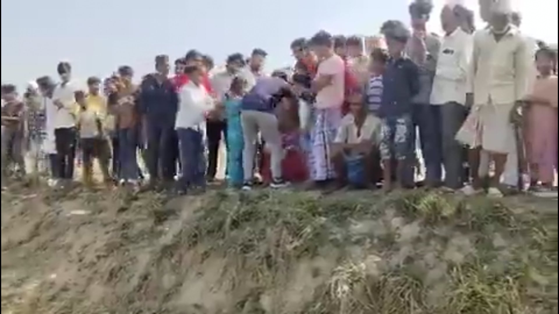 ▶️.....सफदरगंज क्षेत्र के चौखंडी के पास घर से निकले युवक की हत्या से हड़कंप सिर पर बेरहमी से वार कर युवक की हत्या आसिफ का कल्याणी नदी के पास मिला शव.         Barabanki